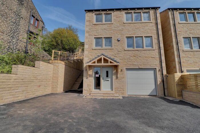 4 Bedroom Detached House For Sale In Cliff Road, Holmfirth, West Yorkshire, HD9