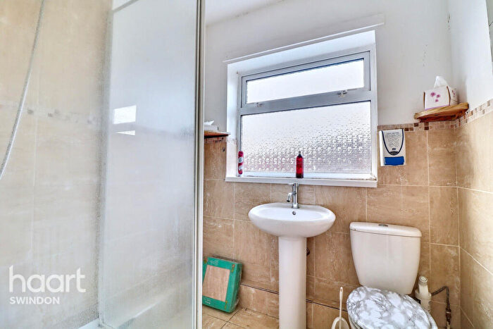 2 Bedroom Bungalow For Sale In Kennet Road, Swindon, SN4