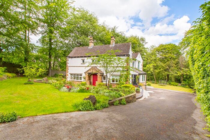 4 Bedroom Detached House For Sale In West Park Drive East, Leeds, LS8