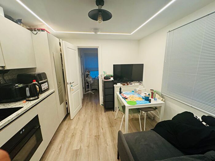 1 Bedroom Flat To Rent In Rita Road, London, SW8