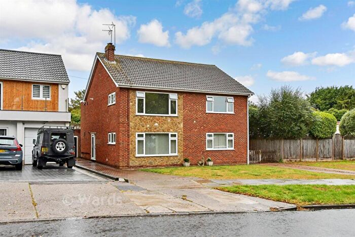 2 Bedroom Ground Maisonette For Sale In Dumpton Park Drive, Broadstairs, Kent, CT10