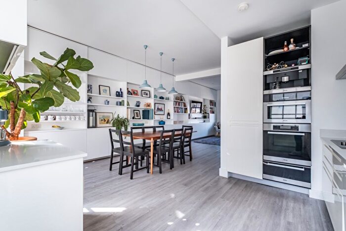 3 Bedroom Flat To Rent In Lupus Street, London, SW1V