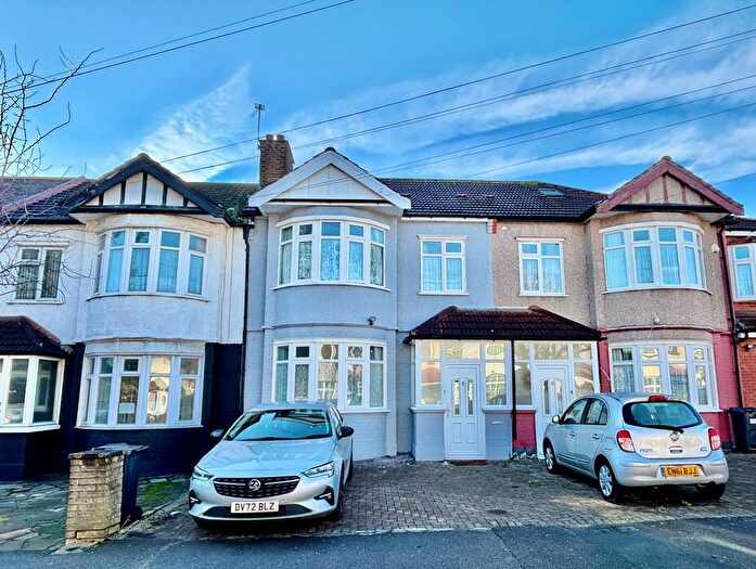 4 Bedroom Property To Rent In Ridgeway Gardens, Ilford, IG4