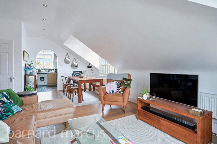 3 Bedroom Apartment To Rent In Royal Drive, Friern Barnet, London, N11