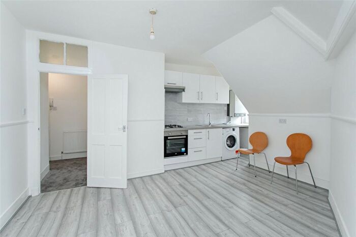 2 Bedroom Flat To Rent In Streatham High Road, London, SW16