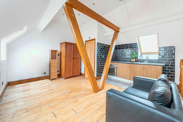 Studio To Rent In Golders Green Road, Golders Green, London, NW11