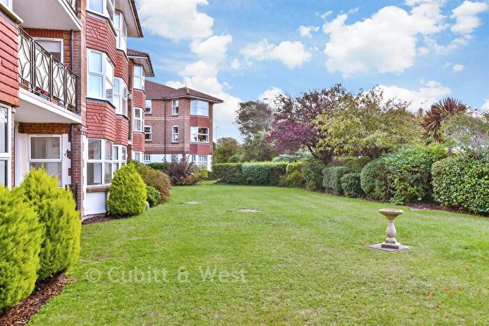 2 Bedroom Flat For Sale In West Avenue, Worthing, West Sussex, BN11