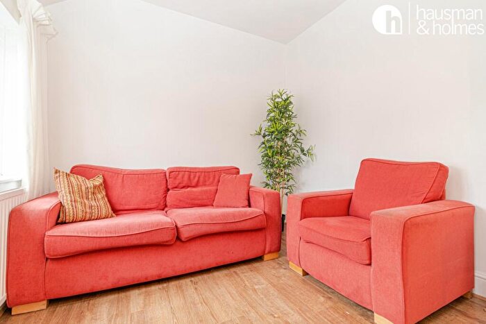 3 Bedroom Flat To Rent In North End Road, Golders Green, NW11