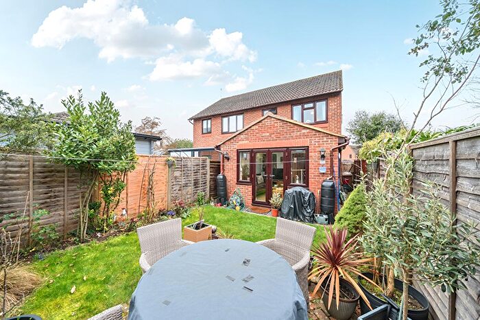 3 Bedroom Semi-Detached House For Sale In Tythebarn Close, Burpham, Guildford, GU4