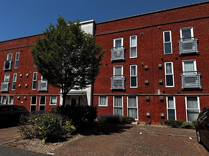 2 Bedroom Flat For Sale In Compair Crescent, Ipswich, IP2