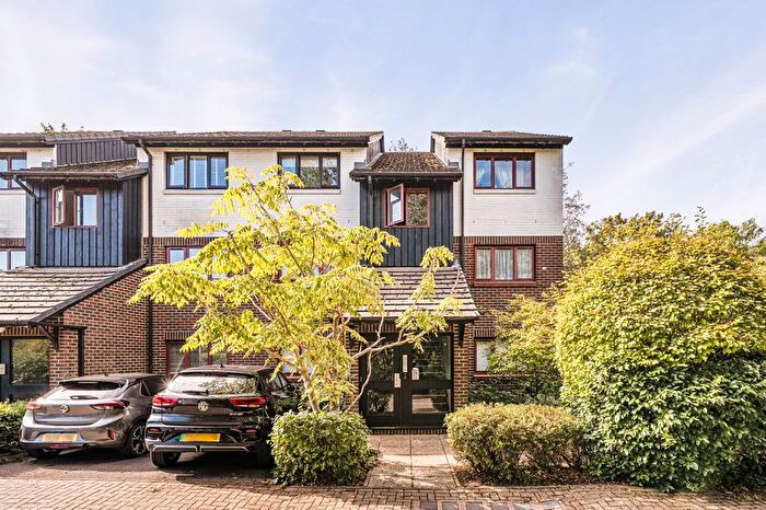 1 Bedroom Flat For Sale In Marina Approach, Hayes, UB4