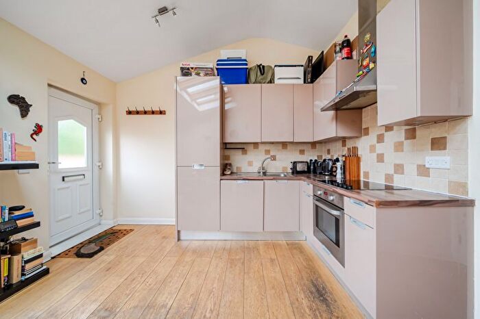 1 Bedroom Flat To Rent In Brewster Place, Kingston Upon Thames, KT1