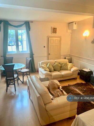 2 Bedroom Flat To Rent In Abington House, Colnbrook, SL3