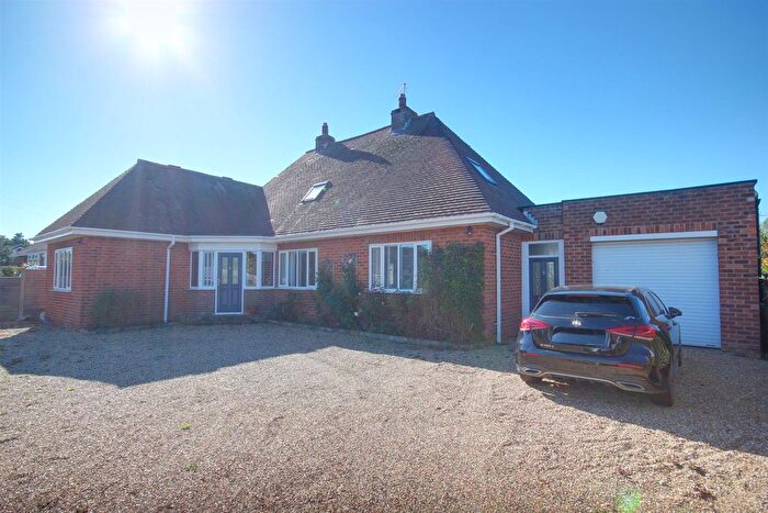 4 Bedroom Detached Bungalow For Sale In Rolston Road, Hornsea, HU18