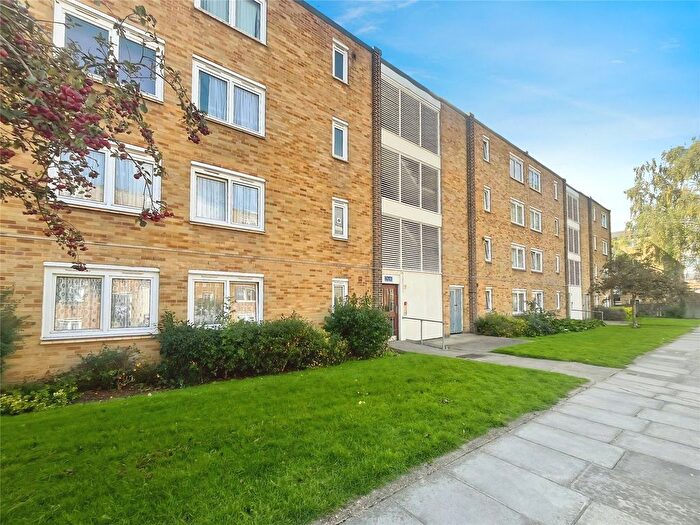 2 Bedroom Flat To Rent In Farm Road, Whitton, Hounslow, TW4