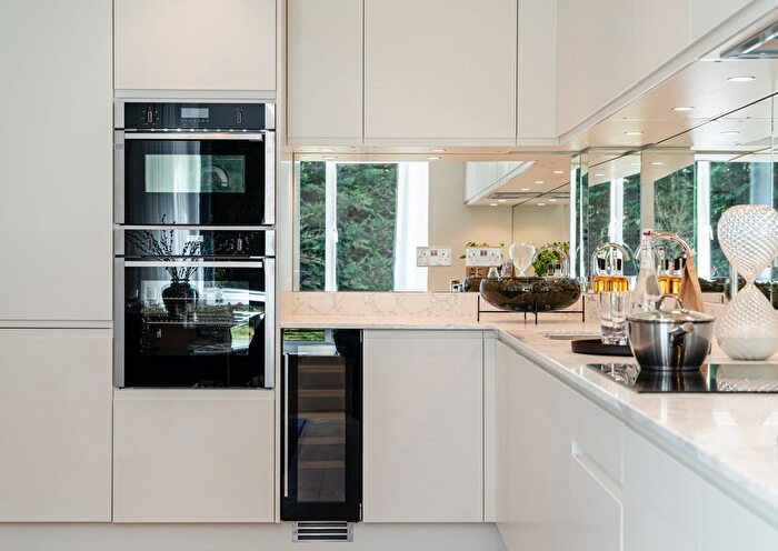 2 Bedroom Flat For Sale In Packhorse Road, Gerrards Cross, Buckinghamshire, SL9