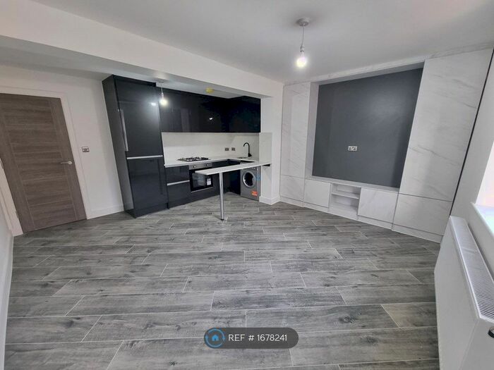 2 Bedroom Flat To Rent In High Road Leytonstone, London, E11