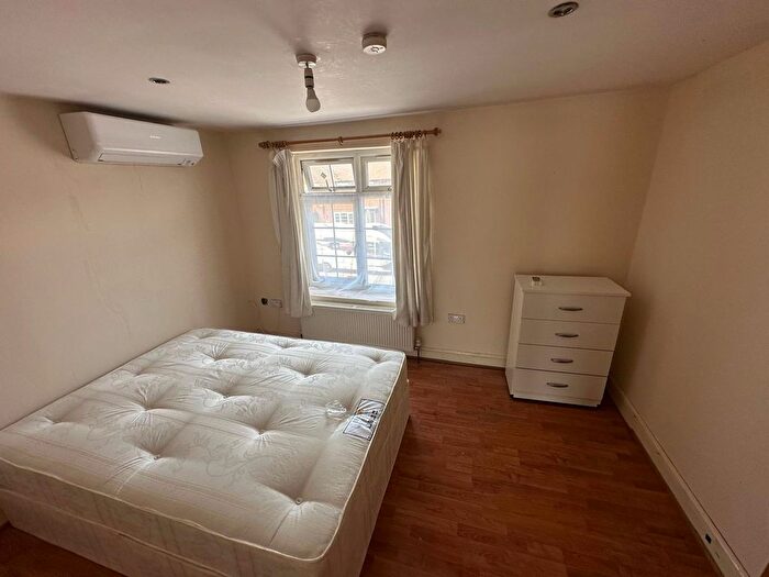 2 Bedroom Flat To Rent In Amersham Avenue, London, N18