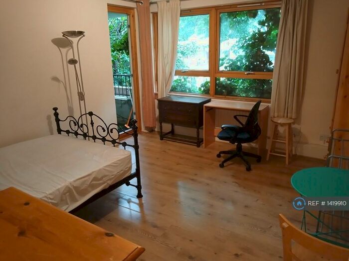 3 Bedroom Flat To Rent In Calstock, London, NW1