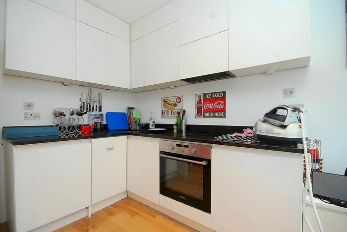 2 Bedroom Flat To Rent In Kelvedon Road, Parsons Green, London, SW6