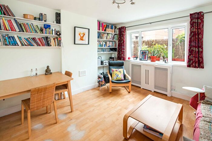 3 Bedroom Flat For Sale In Denmark Hill Estate, London, SE5