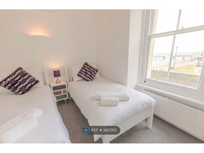 3 Bedroom Flat To Rent In Pier View, Totland Bay, PO39