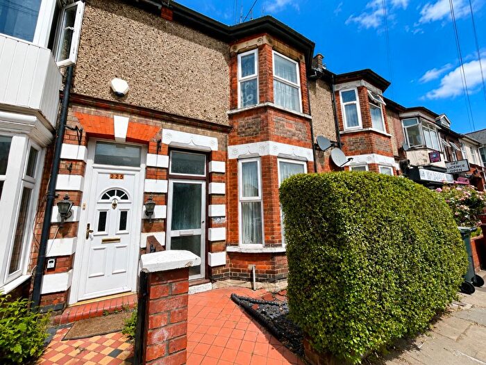 3 Bedroom Terraced House For Sale In High Town Road, Luton, Bedfordshire, LU2