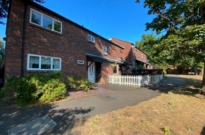 3 Bedroom End Of Terrace House To Rent In Woking, GU21