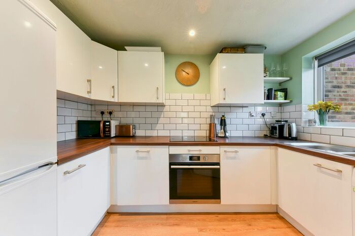 2 Bedroom Flat To Rent In Woodgate Drive, London, SW16