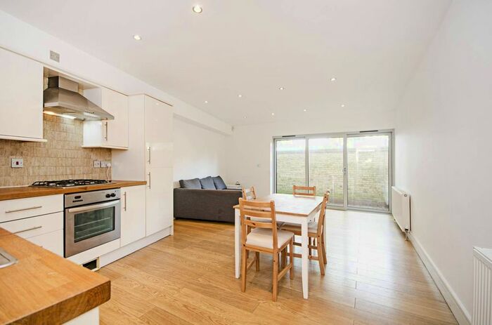 3 Bedroom Property To Rent In Stanford Mews, Dalston, London, E8