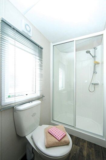 2 Bedroom Caravan For Sale In Great North Rd, Scrooby, DN10