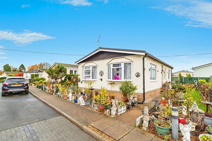 2 Bedroom Park Home For Sale In Woodside Home Park, Woodside, Luton, LU1