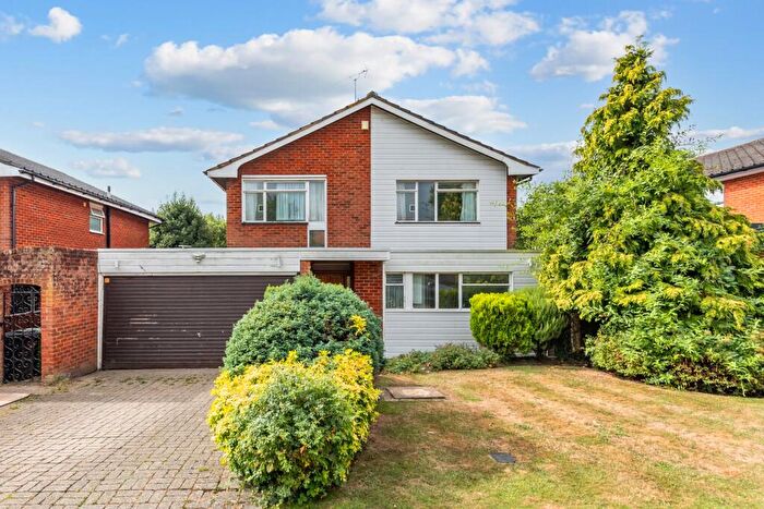 4 Bedroom Detached House For Sale In Greenacres Drive, Stanmore, HA7