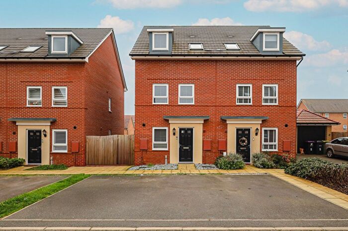 3 Bedroom Semi Detached House For Sale In Freeman Road, Hockley, SS5