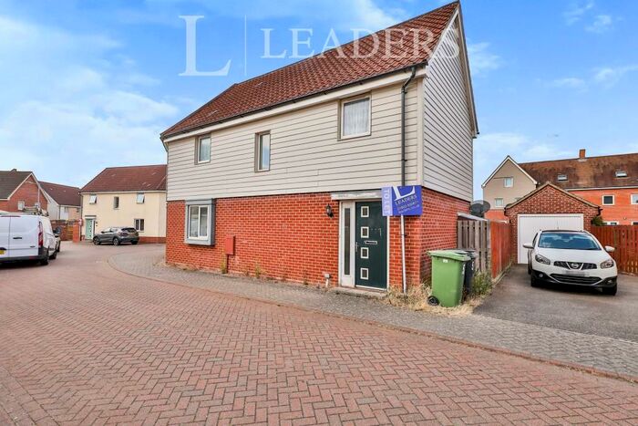 3 Bedroom Semi-Detached House To Rent In Kingfisher Close, NR8