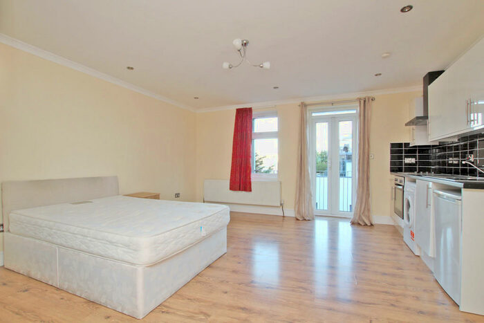 Studio To Rent In Barnett Street, Whitechapel, London, E1