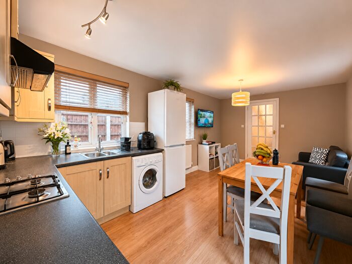2 Bedroom Flat To Rent In Station Road, London, N3