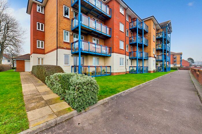 2 Bedroom Flat To Rent In Riverside Court, Southampton, Hampshire SO18
