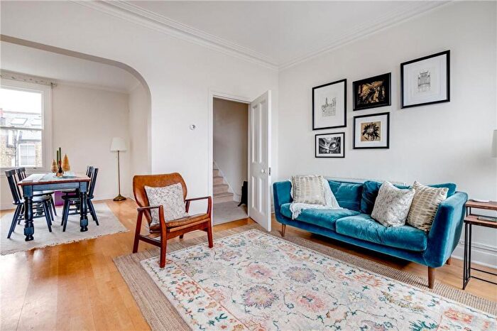 2 Bedroom Flat To Rent In Meteor Street, London, SW11