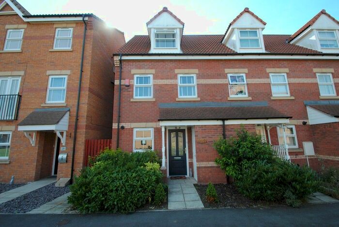 3 Bedroom Town House To Rent In Sanders Way, Dinnington, Sheffield, S25