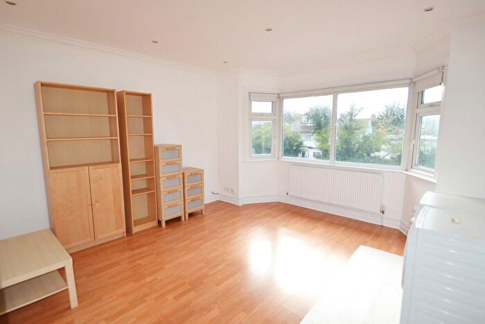 2 Bedroom Flat To Rent In Finchley Road, London, NW11