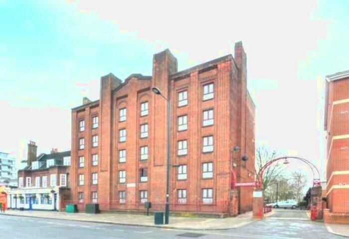 3 Bedroom Flat To Rent In New Park Road, London, SW2