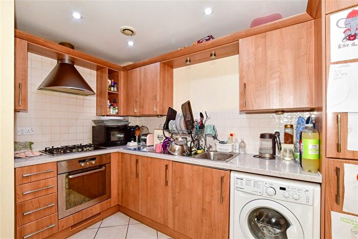 2 Bedroom Flat For Sale In Woodfield Road, Crawley, West Sussex, RH10