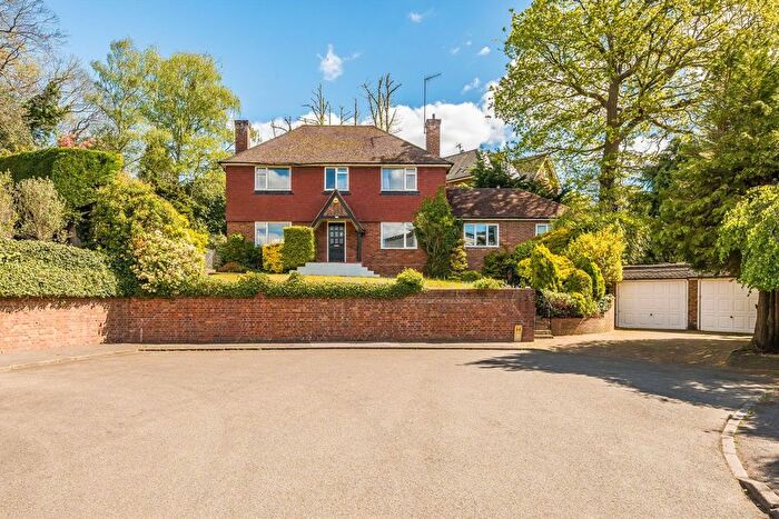 6 Bedroom Detached House For Sale In Kingswood Close, Weybridge, KT13