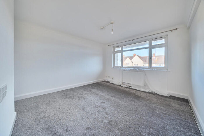 3 Bedroom Flat To Rent In Well Hall Road, London, SE9