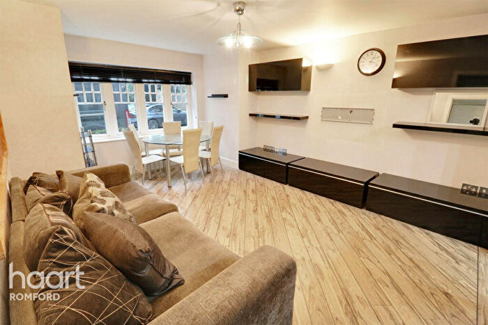 2 Bedroom Apartment To Rent In Queenswood Lodge - Gidea Park -, RM2