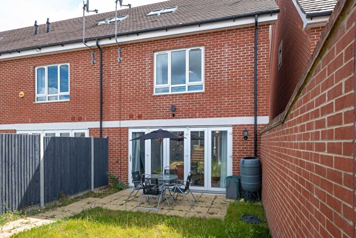 4 Bedroom Semi-Detached House To Rent In Kensal Green Drive, Maidenhead, SL6