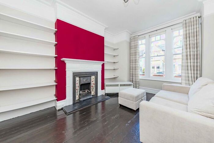 2 Bedroom Flat To Rent In Mantilla Road, London, SW17