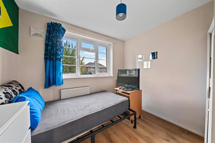 2 Bedroom Maisonette For Sale In Hambledon Gardens, London, SE25