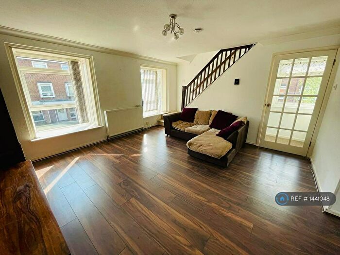 2 Bedroom Maisonette To Rent In Cotelands, Croydon, CR0